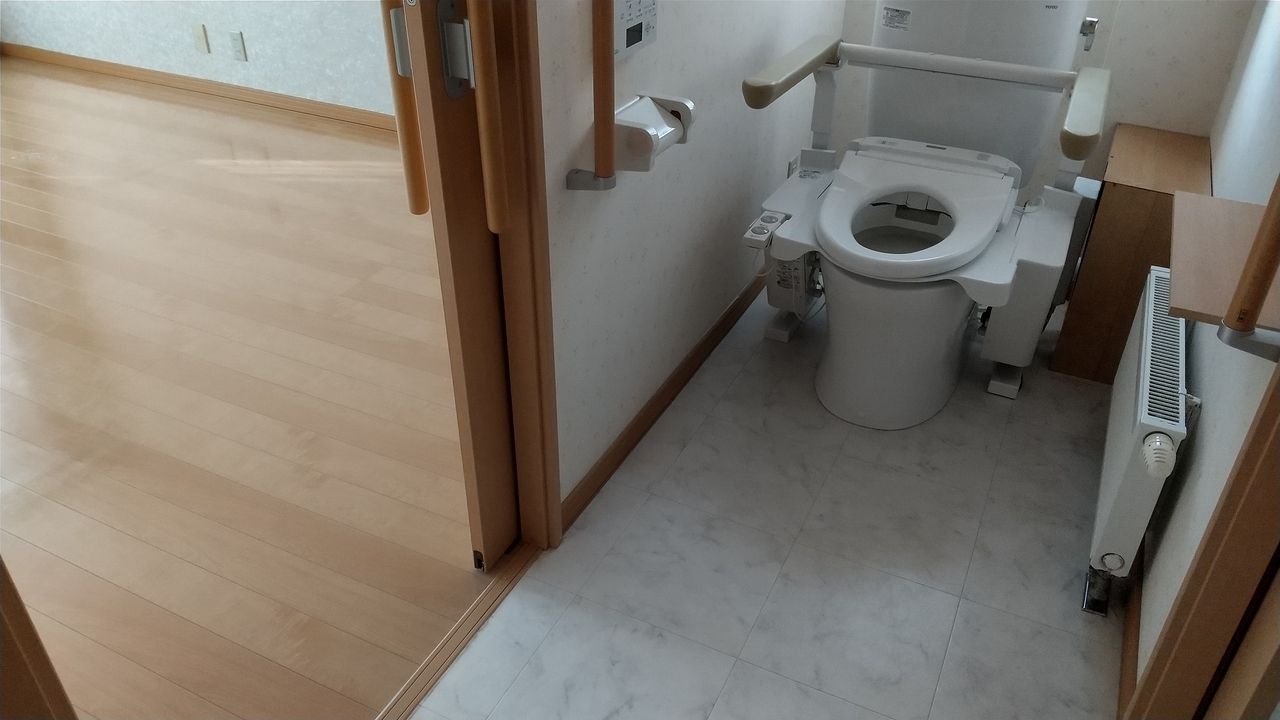 トイレから、隣の洋室の間はバリアフリーで移動可能