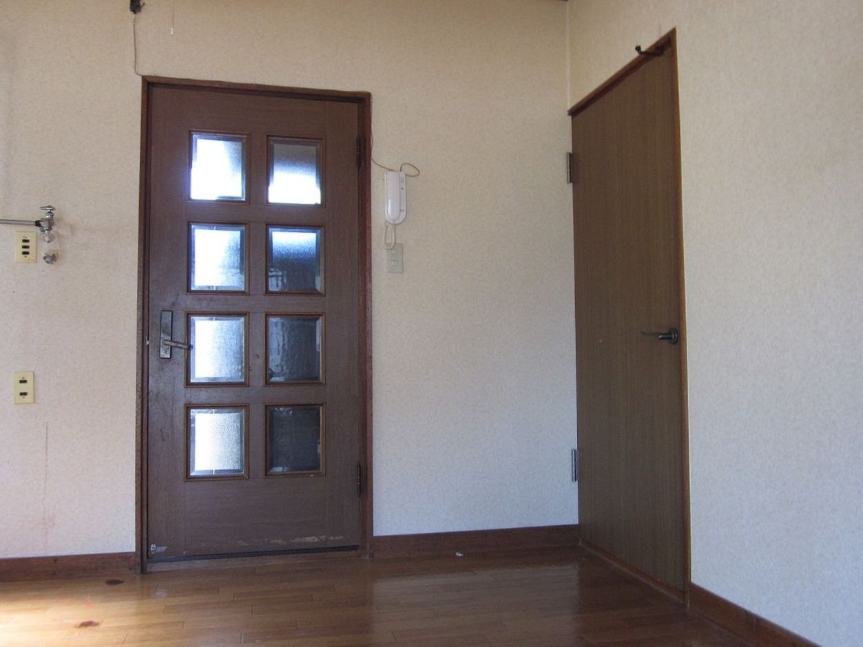 正面が玄関へ、右が洋室へ通じるドアです