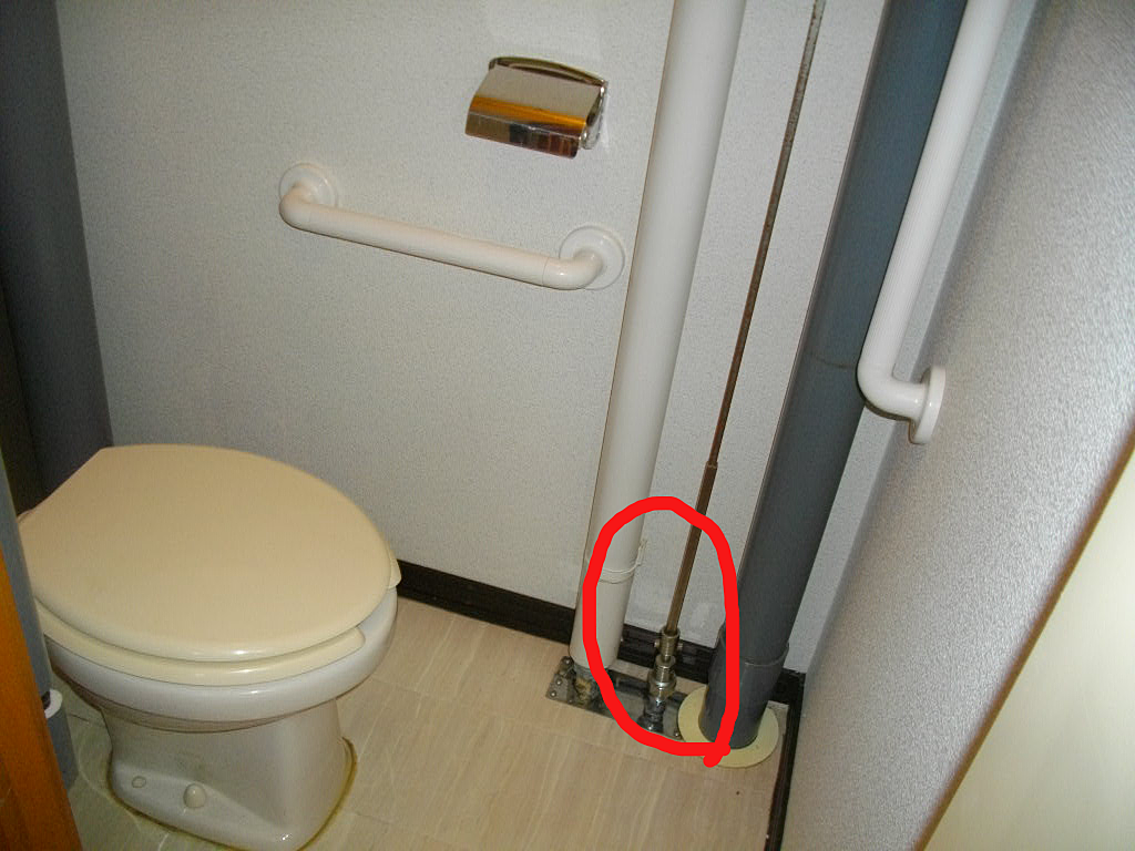 アパートの1階の部屋には、「2階の部屋の水の元栓」である細い棒がついていることがあります。
