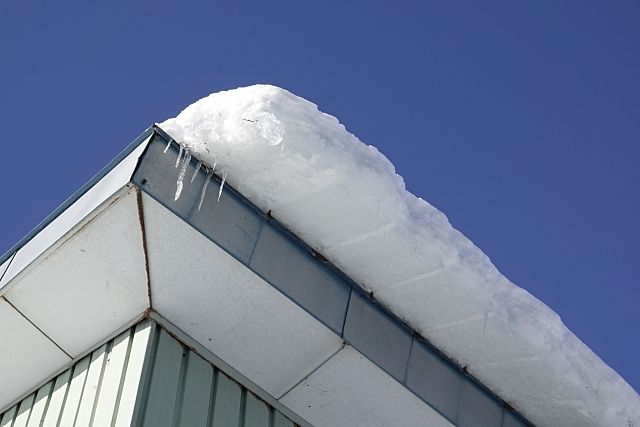 賃貸戸建、屋根からの落雪による被害は誰の責任？