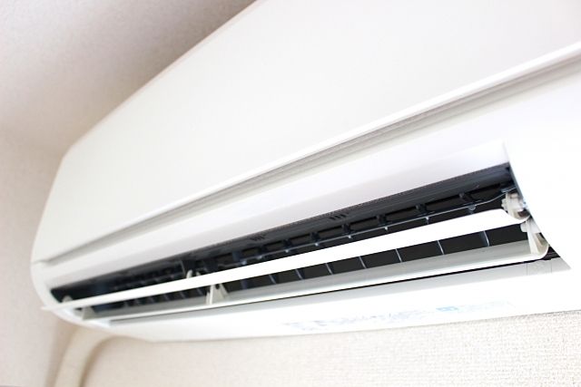 北海道のアパートの多くはエアコンがついていません。北海道とはいえ夏場は暑い昨今。賃貸物件にエアコンをつけることはできるでしょうか?