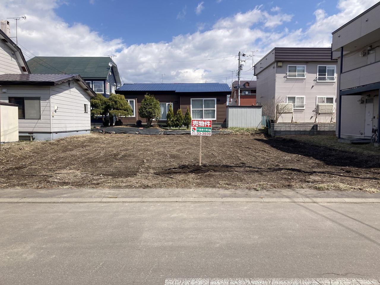 千歳市豊里の南西向き82坪！徒歩3分に生協等が入るショッピングモール有り！小学校徒歩8分・中学校すぐ側・各種病院・スーパー・コンビニ・ドラッグストア等々徒歩圏内で生活利便◎の地域です♪
