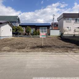 千歳市豊里 売り土地 千歳市豊里の南西向き82坪!徒歩3分に生協等が入るショッピングモール有り!小学校徒歩8分・中学校すぐ側・各種病院・スーパー・コンビニ・ドラッグストア等々徒歩圏内で生活利便◎の地域です♪