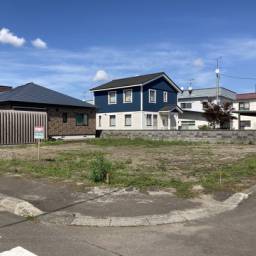 【成約済み】恵庭市駒場町 南西角地 売り土地 恵庭市駒場町の南西・南東角地!ゆとりの80坪で日当たり良好な物件です!コンビニ近く・大型公園・スーパー・郵便局本局・総合病院等が徒歩圏内♪閑静な住宅地ですが利便性良好な地域です!