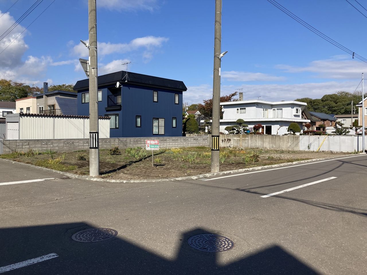 恵庭市幸町・広々93坪・南東・南西角地で日当たり良好^^　公園徒歩2分・小学校徒歩７分・中学校徒歩9分・えにわサイクルパークも自転車で4分と子育て環境充実の地域！　徒歩4分にコンビニ・ドラッグストア・道道江別恵庭線まで車で3分と千歳・札幌方面へのアクセスも良好です♪　閑静な住宅地・平坦で使いやすい形の土地です。