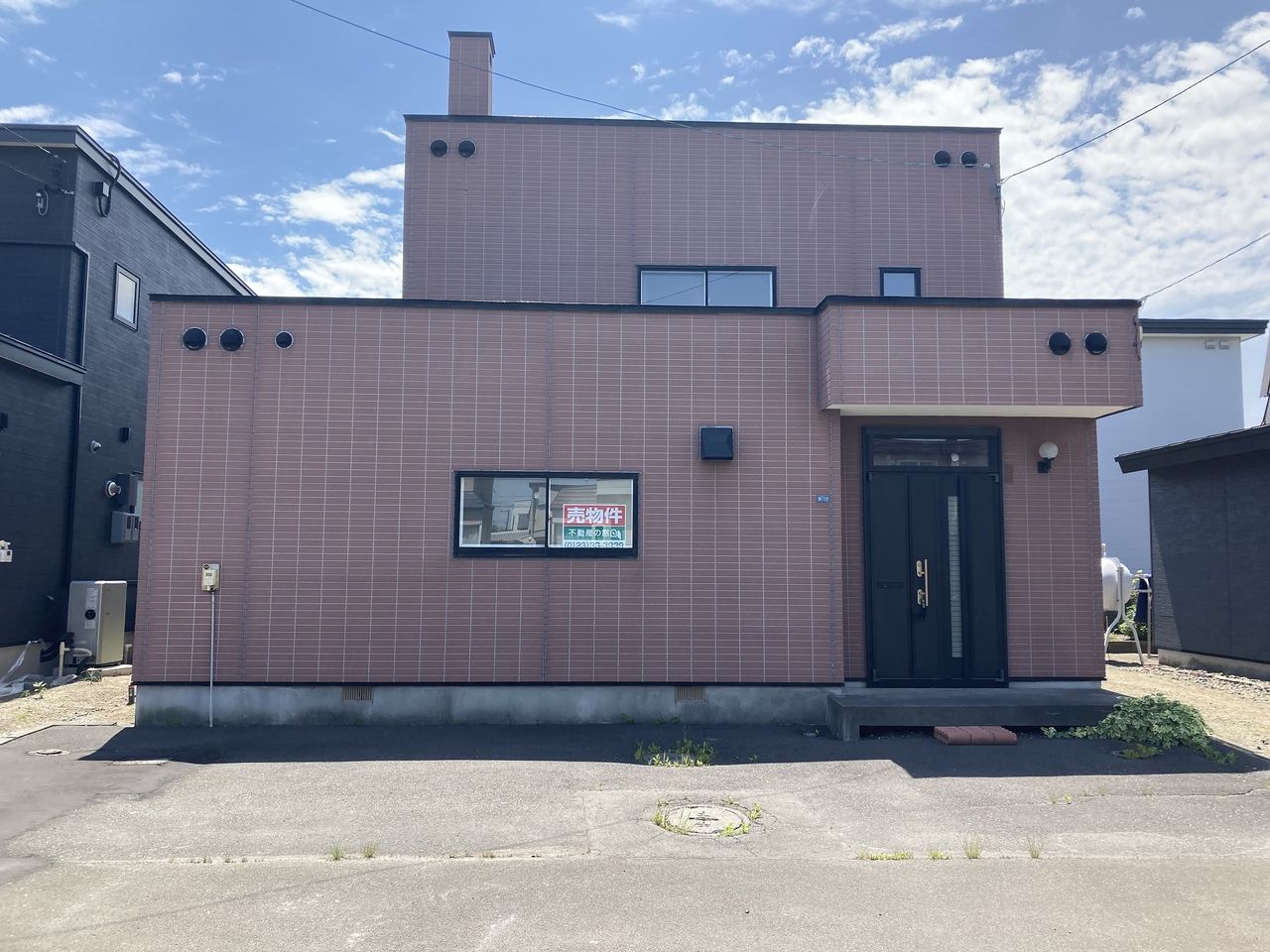 千歳市青葉の4ＬＤＫ古家付き売り土地です！ＪＲ千歳駅徒歩13分の好立地！コンビニ・スーパー・ドラッグストアが徒歩10分圏内・生活利便良好な地域です。
千歳駅前通りまで車で約2分で千歳空港・札幌等、各方面へのアクセスも良好です♪