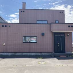千歳市青葉 古家付き売り土地 千歳市青葉の4LDK古家付き売り土地です!JR千歳駅徒歩13分の好立地!コンビニ・スーパー・ドラッグストアが徒歩10分圏内・生活利便良好な地域です。
千歳駅前通りまで車で約2分で千歳空港・札幌等、各方面へのアクセスも良好です♪
