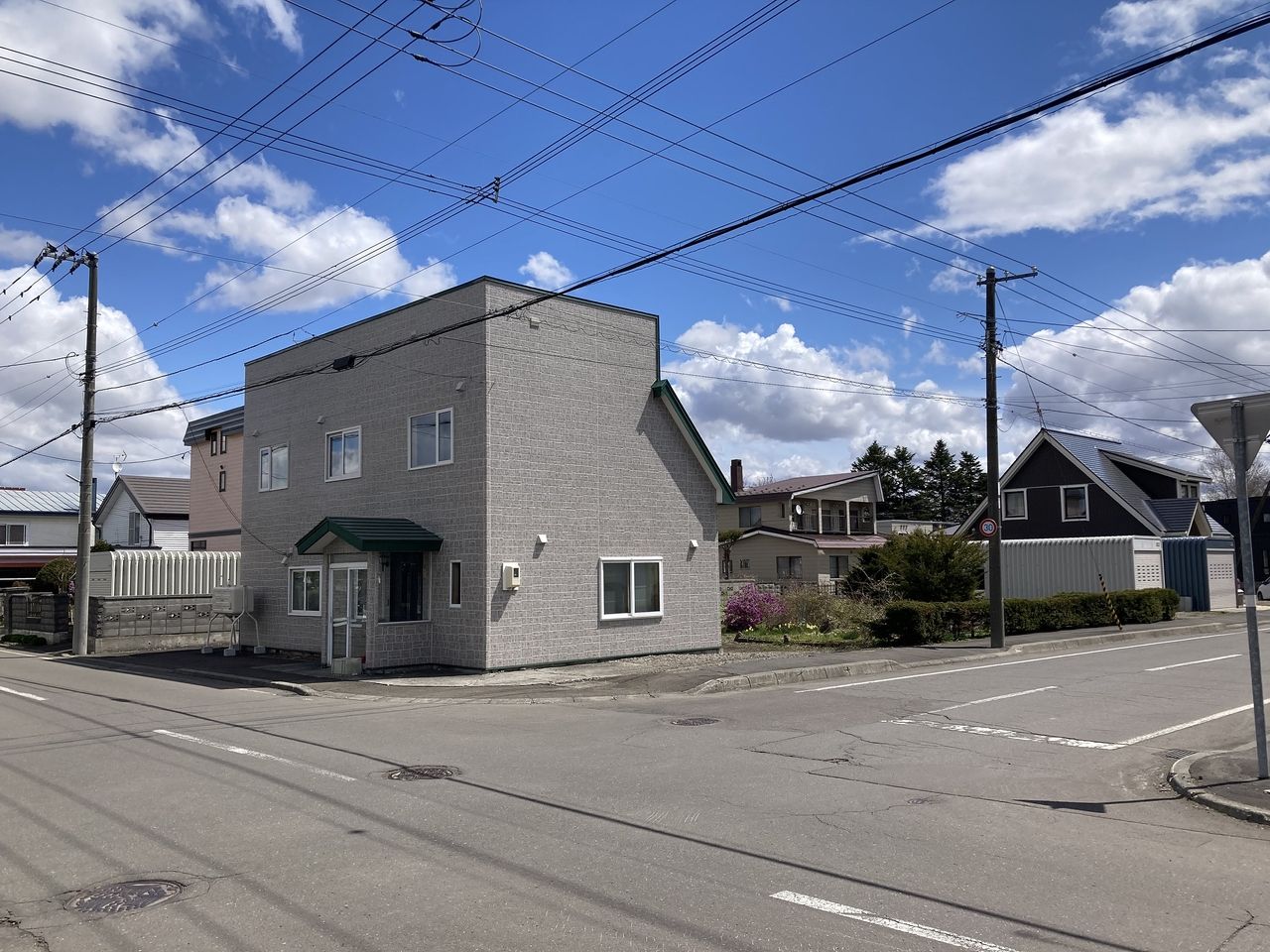 恵庭市駒場町の南西向き広々175坪角地です！住宅用地にもアパート用地にも♪閑静な住宅街・ユカンボシ川河畔公園すぐ側で自然豊かな環境
コンビニ徒歩2分・ドラッグストア徒歩8分・スーパー.郵便局本局徒歩11分と利便性も良好な地域です！