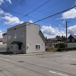 恵庭市駒場町 南西向き角地 売り土地 恵庭市駒場町の南西向き広々175坪角地です!住宅用地にもアパート用地にも♪閑静な住宅街・ユカンボシ川河畔公園すぐ側で自然豊かな環境
コンビニ徒歩2分・ドラッグストア徒歩8分・スーパー.郵便局本局徒歩11分と利便性も良好な地域です!